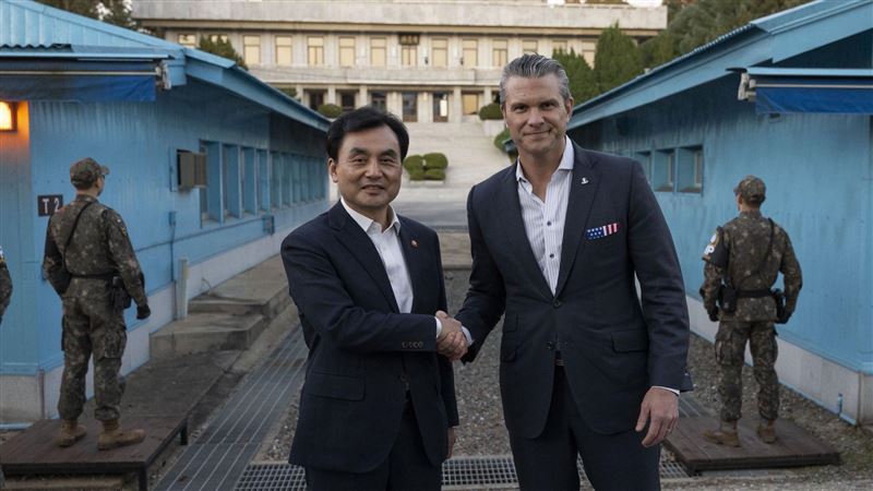 美防長赫格塞斯與南韓國防部長安圭伯，一同視察板門店共同警備區。（圖／翻攝自X平台 @SecWar）