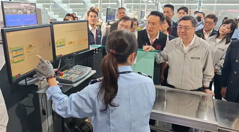 行政院長卓榮泰前往桃園機場視察「非洲豬瘟邊境檢疫措施」（圖／翻攝畫面）