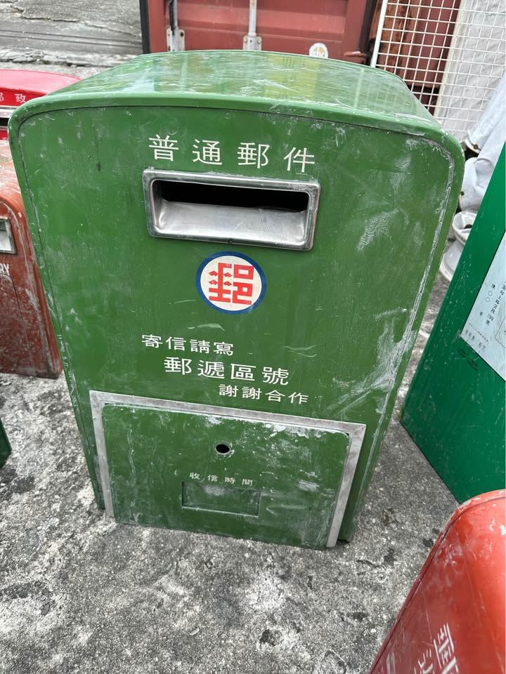 中華郵政指出，該批郵筒原存放於光復郵局一樓後方閒置區域，原為待報廢設備，但在堰塞湖溢流時泥流湧入後方圍牆外，清運時誤將郵筒連同廢棄物清除。（圖／翻攝臉書）