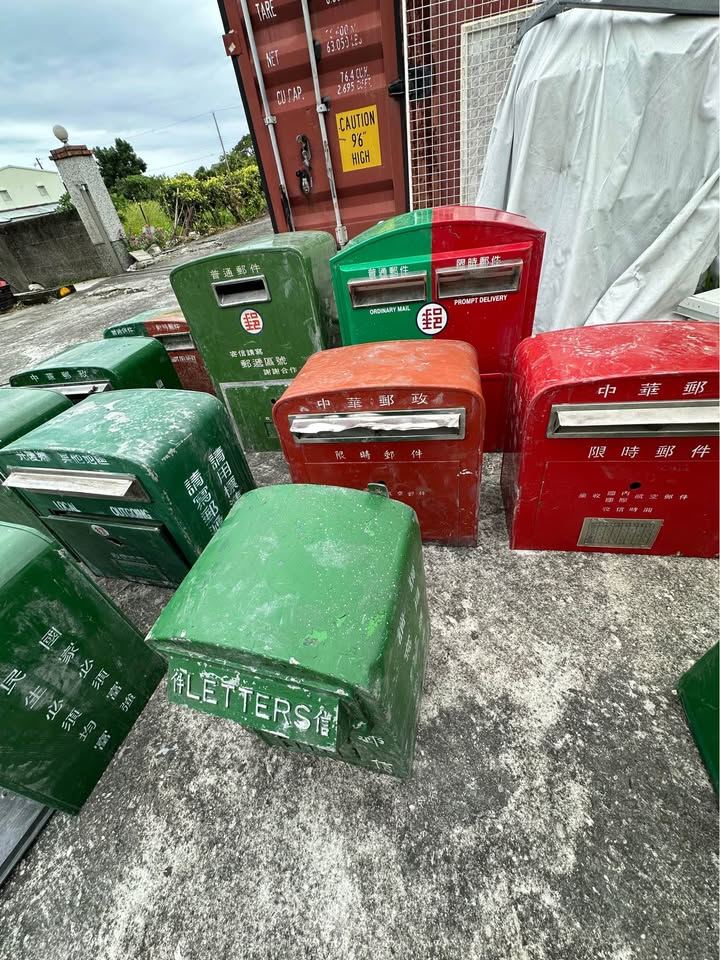 花蓮馬太鞍溪堰塞湖溢流，洪水挾帶大量土石沖入光復、鳳林一帶，不僅造成民宅受損，光復郵局一批「待報廢郵筒」也被泥流掩埋。（圖／翻攝臉書）