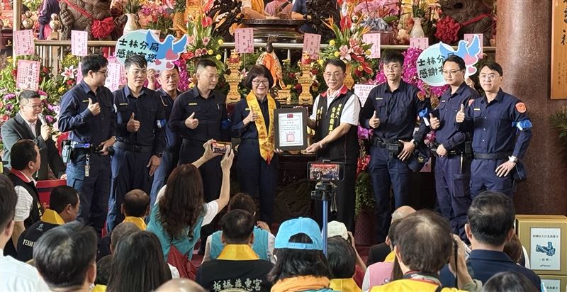 台北葫蘆寺捐贈士林警止血帶。（圖／翻攝畫面）