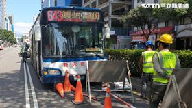 北市1部新店客運公車自撞施工告示牌釀3傷。（圖／翻攝畫面）