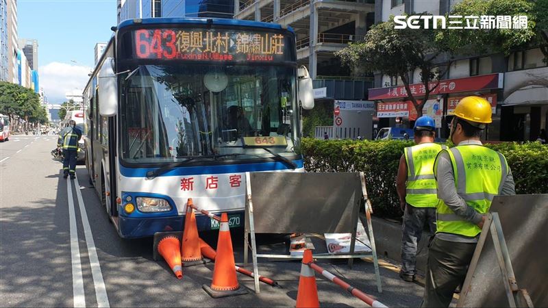 北市1部新店客運公車自撞施工告示牌釀3傷。（圖／翻攝畫面）