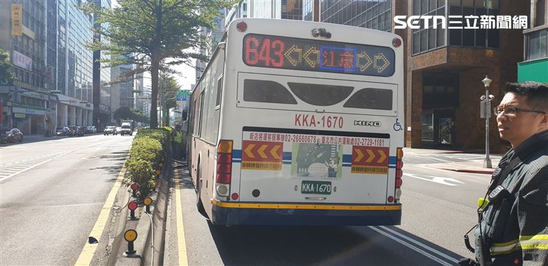 北市1部新店客運公車自撞施工告示牌釀3傷。（圖／翻攝畫面）