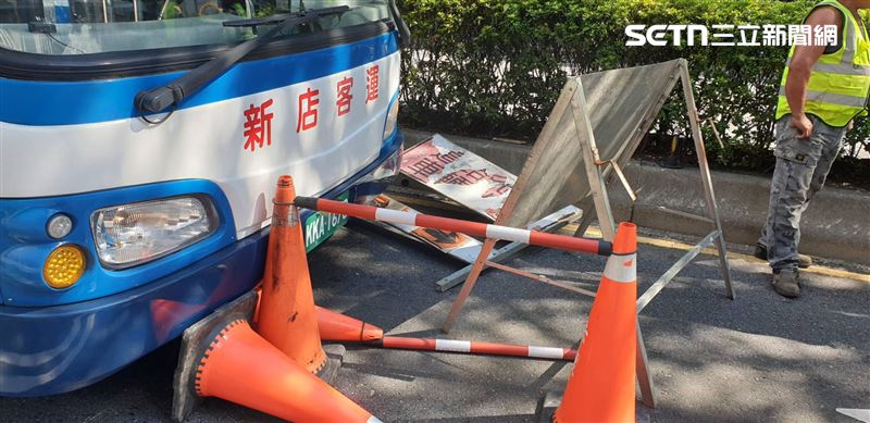 北市1部新店客運公車自撞施工告示牌釀3傷。（圖／翻攝畫面）