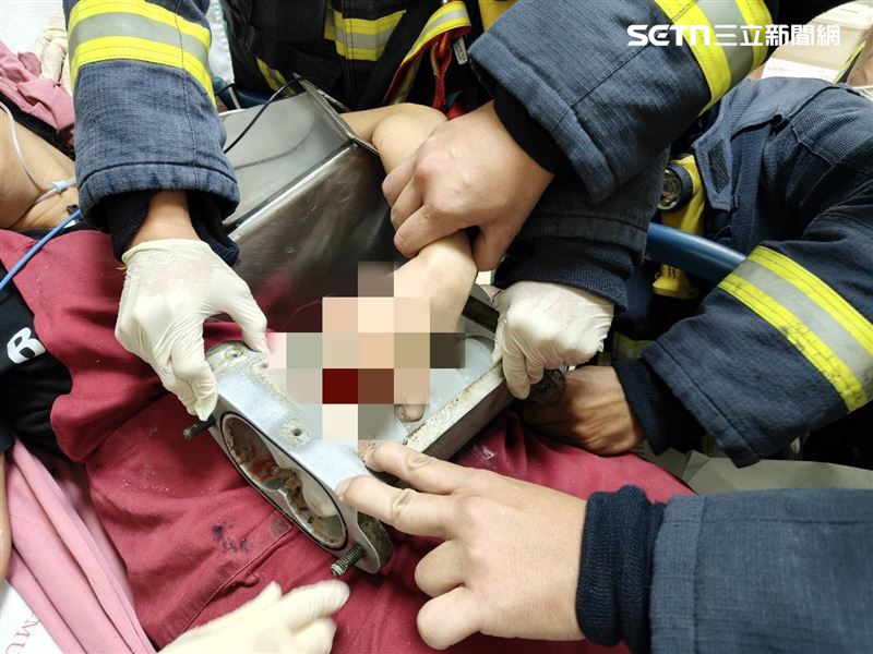 台中百年犁記餅店發生工安意外，女員工手指遭餡料攪拌機夾住，3指嚴重受創。（圖／翻攝畫面）