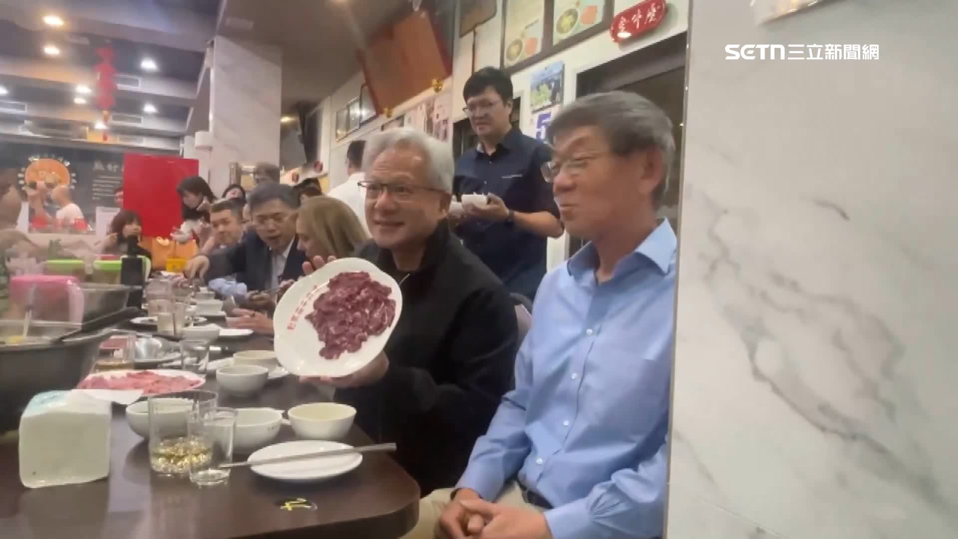 黃仁勳到永康這間溫體牛肉火鍋店大啖美食，還秀給大家拍照