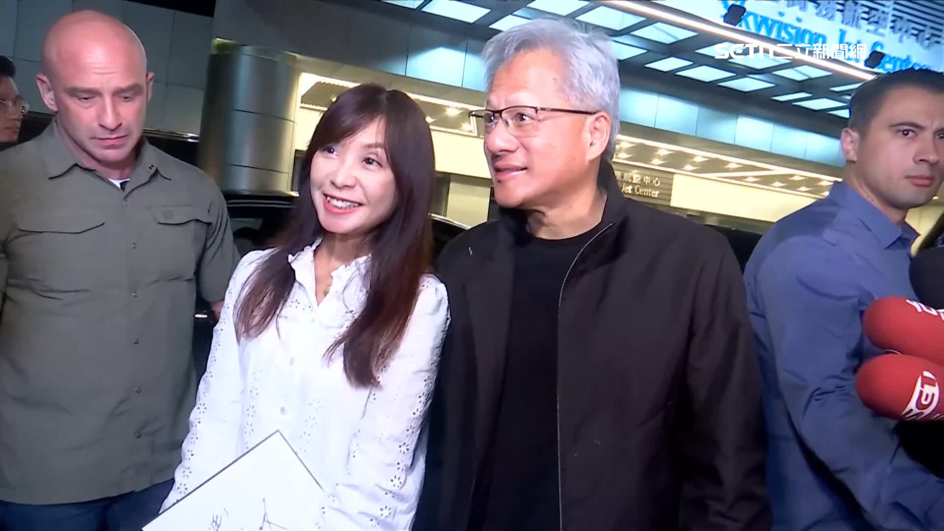 輝達執行長黃仁勳（右二）晚間驚喜現身永康區