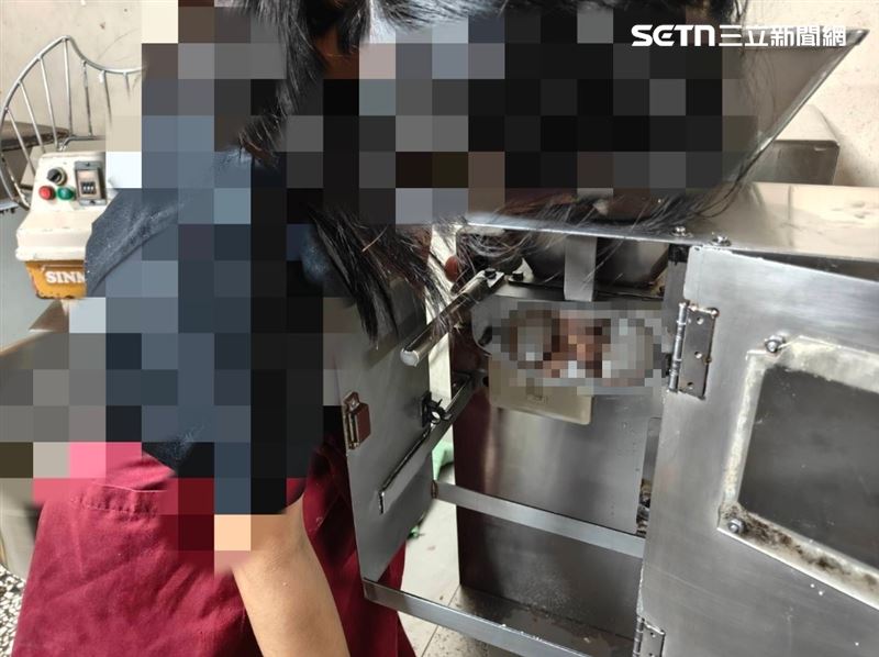 台中百年犁記餅店發生工安意外，女員工手指遭餡料攪拌機夾住，3指嚴重受創。（圖／翻攝畫面）