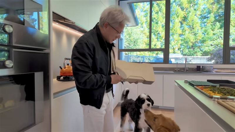 黃仁勳GeForce RTX 5090簽名時的工作夥伴,就是他的愛犬們。(圖/輝達粉專)