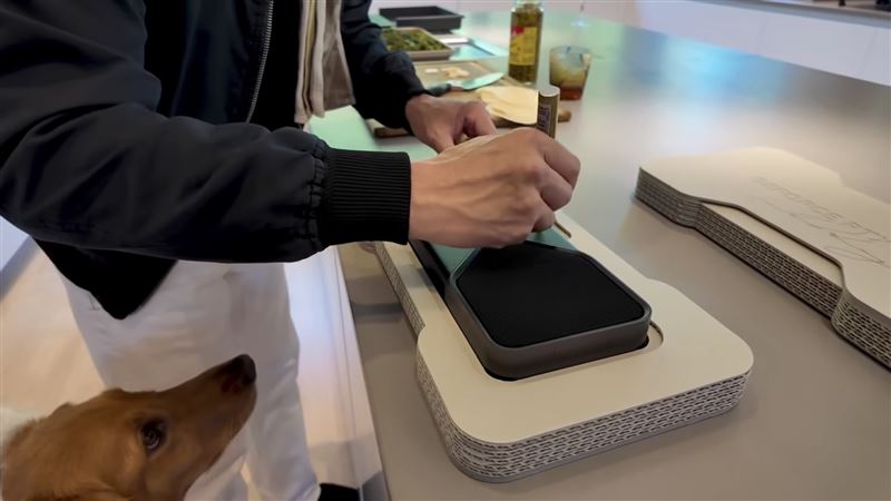 黃仁勳GeForce RTX 5090簽名時的工作夥伴,就是他的愛犬們。(圖/輝達粉專)