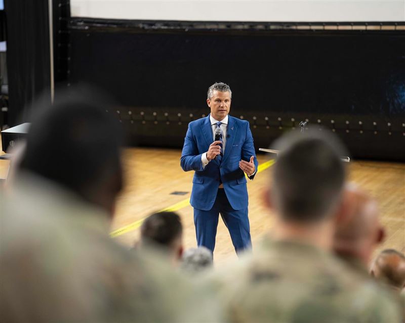 美國國防部長赫格塞斯表示，將大幅簡化美方武器採購流程。（圖／翻攝自Pete Hegseth臉書）