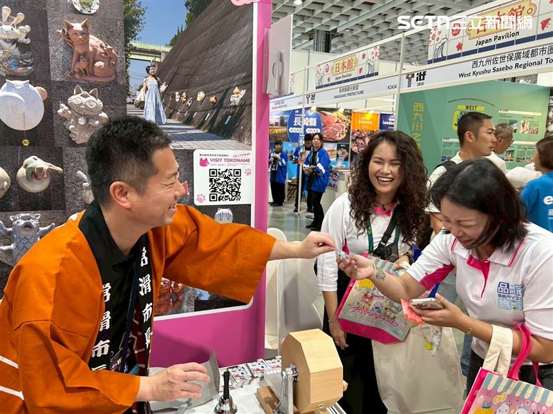 常滑市市長再攤位親自贈送禮物。（圖／翻攝自常滑市觀光協會Ｘ）