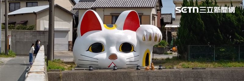 常滑市最具代表的是鎮守貓「常喵（Tokonyan）」，高3.8公尺、寬6.3公尺，從圍牆上俏皮探出腦袋，模樣可愛。（圖／翻攝自常滑市觀光協會Ｘ）