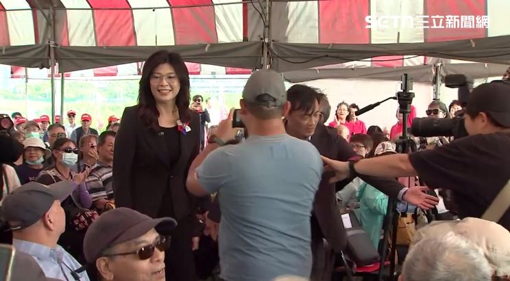鄭麗文出席【五○年代白色恐怖秋祭追思慰靈大會】與在場者致意，有支持者喊鄭麗文加油，兩岸一家親都是中國人（圖／翻攝畫面）