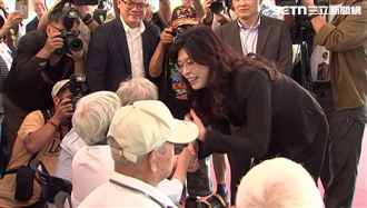 鄭麗文出席【五○年代白色恐怖秋祭追思慰靈大會】與在場者致意，有支持者喊鄭麗文加油，兩岸一家親都是中國人（圖／翻攝畫面）