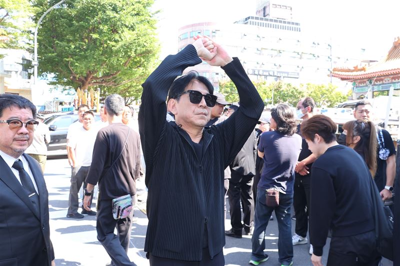 高捷高舉雙手致意。（圖／記者鄭孟晃攝影）