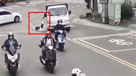 小貨車後車斗內的豆腐掉出瞬間。（圖／翻攝畫面）