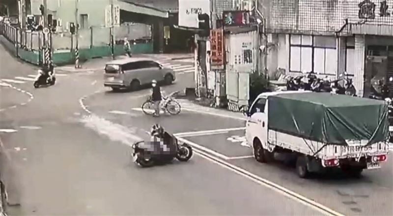 蔡女騎車行經摔車。（圖／翻攝畫面）
