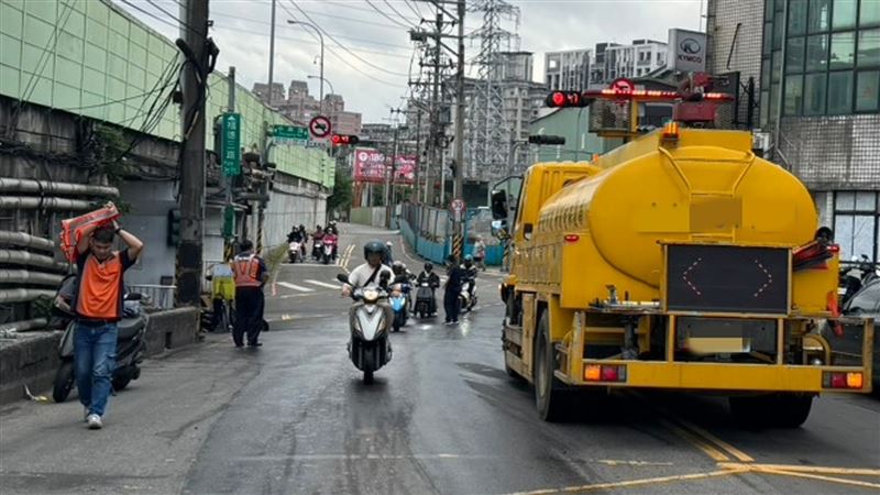 清潔隊水車到場清洗路面。（圖／翻攝畫面）
