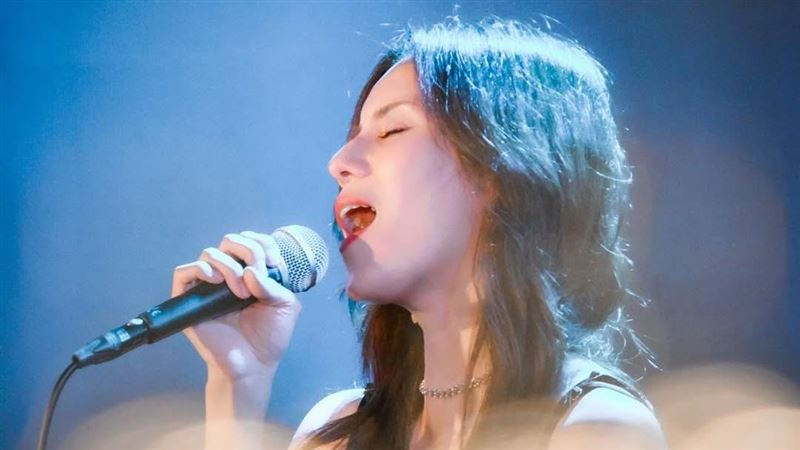 美女歌手開唱！身份曝竟是超大咖歌王女兒