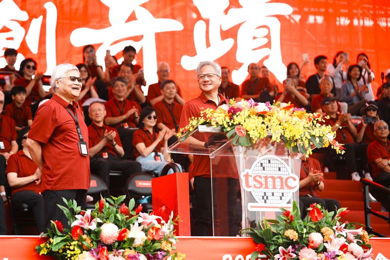 AI需求是否會泡沫化是目前輿論爭議點，不過黃仁勳評估需求超級旺盛。圖2025年11月8日台積電運動會董事長魏哲家、輝達執行長黃仁勳。（圖／台積電提供）