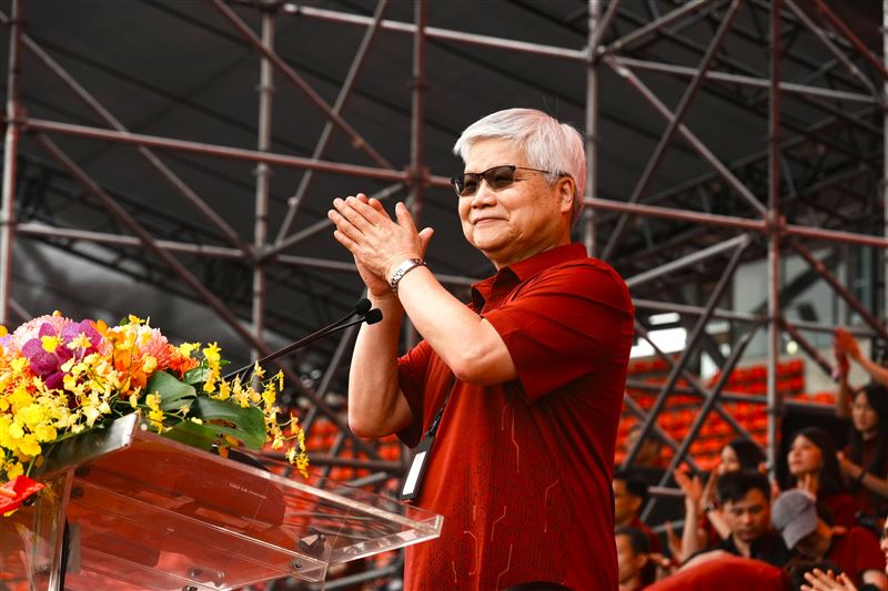 台積電不只晶圓技術領先全球，在做到社會企業責任的福利上也優於多數企業，讓台積人安心生。圖為2025年11月8日台積電運動會董事長魏哲家。（圖／台積電提供）