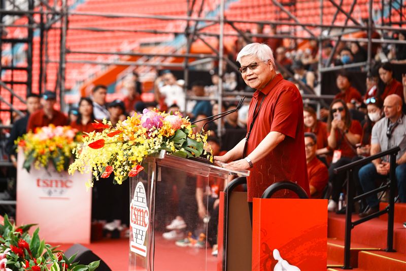 台積電10月營收再創新高，供應鏈大會將在週四舉行。圖為2025年11月8日台積電運動會董事長魏哲家。（圖／台積電提供）