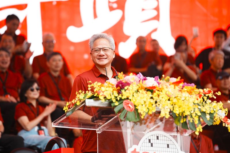 黃仁勳上週快閃現身台積電運動會，當場喊出『要更多晶片』，引爆晶片產能搶奪戰火。（圖／台積電提供）