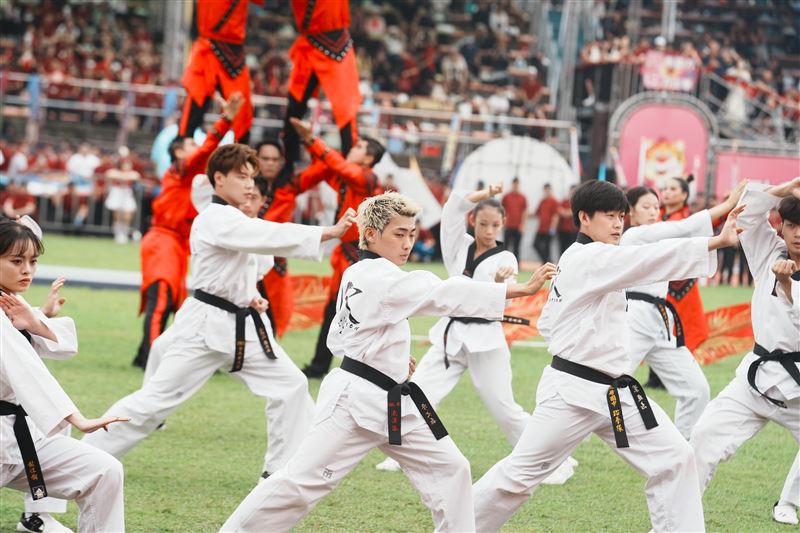 開幕活動首次邀請兩大國慶表演團體「台灣特技團及 We.R 特技跆拳表演團」,由台灣傳統特技結合韓國傳統武術跆拳道,使用畫面堆疊的方式,先輪流展現各國風采,最終融合兩國傳統武術,帶來武術交融。(圖/台積電提供)