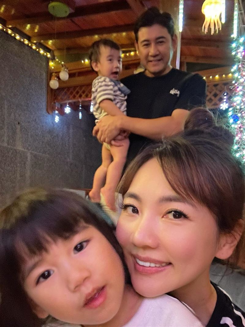 陳熙鋒與太太育有一子一女，婚姻生活美滿。（圖／翻攝自臉書）