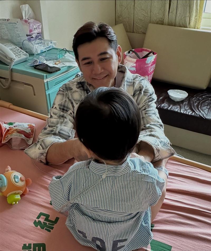 陳熙鋒兒子前陣子住進加護病房，他與太太分頭進行家庭活動。（圖／翻攝自臉書）