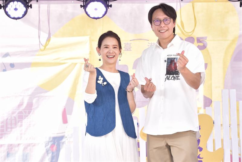 活動大使曾寶儀與「港仔台爸」張啟樂連袂現身。（圖／好友港節提供）