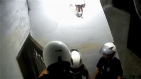 警方獲報到場要求屋內的人開門。（圖／翻攝畫面）