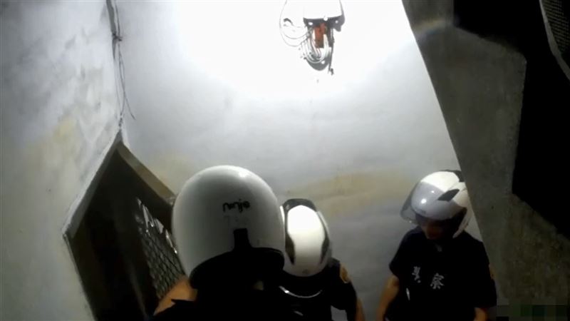警方獲報到場要求屋內的人開門。（圖／翻攝畫面）