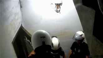 警方獲報到場要求屋內的人開門。（圖／翻攝畫面）