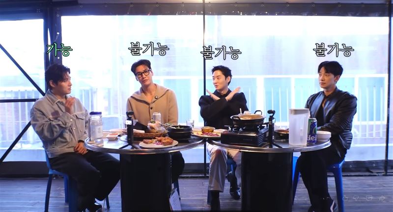 在場四位男性只有姜河那（最左）同意另一半跟異性出遊。（圖／翻攝自YouTube）