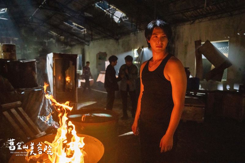 連晨翔吊嘎化身「兄弟人」一句兒時跳過八家將展霸氣風格 連晨翔在劇中幻想自己是在江湖打滾的梟雄。(圖/TVBS提供)