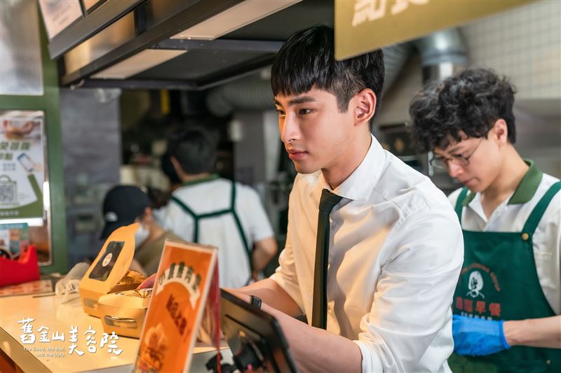 連晨翔吊嘎化身「兄弟人」一句兒時跳過八家將展霸氣風格 章廣辰擔任早餐店店長,每天上班挑戰不斷。(圖/TVBS提供)