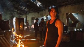 連晨翔在劇中幻想自己是在江湖打滾的梟雄。（圖／TVBS提供）