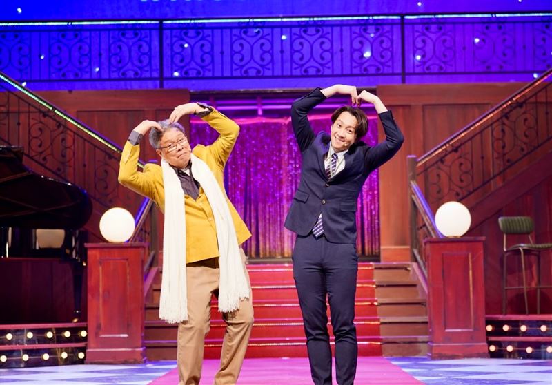 硬漢楊烈難得裝萌在《明星養老院》裡跟陳漢典一起啾咪示愛。（圖／金星娛樂提供）