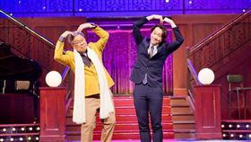 硬漢楊烈難得裝萌在《明星養老院》裡跟陳漢典一起啾咪示愛。（圖／金星娛樂提供）