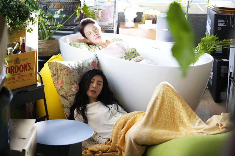 《楊謹華（下）與古名伸「母女浴缸對決」掀話題。。（圖／晴天影像提供）