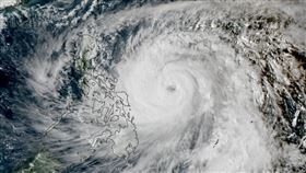 颱風「鳳凰」逼近菲律賓，已可見其環流結構巨大，足以覆蓋整個菲國。（圖／翻攝自X平台 @metofficestorms）