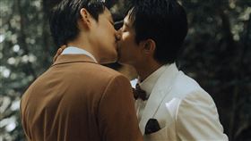 《就算一個人也可以好好的吃飯2》初孟軒和徐鈞浩在山林裡上演唯美吻戲。（圖／公視+提供）