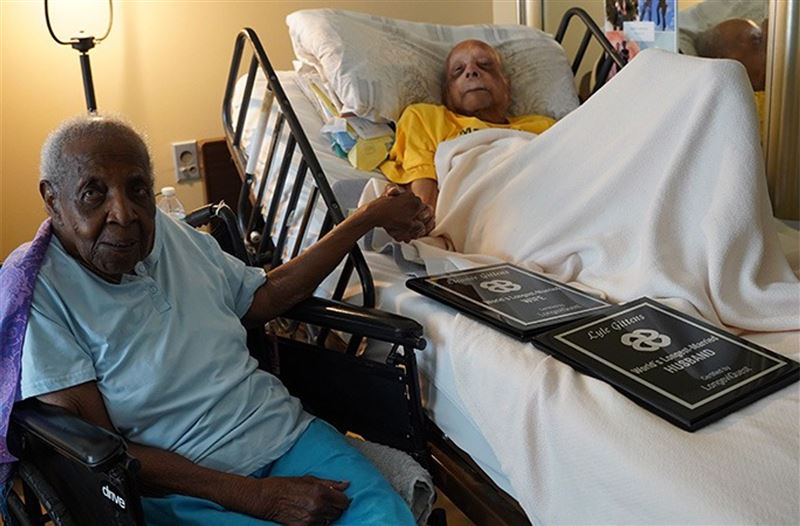 107歲的艾蓮娜（左）與108歲的萊爾（右）結婚83年，以年齡總和216歲又132天」，破金氏世界紀錄。（翻攝Guinness World Records）