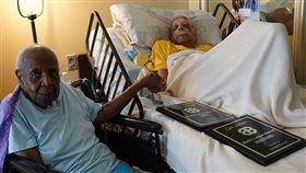 107歲的艾蓮娜（左）與108歲的萊爾（右）結婚83年，以年齡總和216歲又132天」，破金氏世界紀錄。（翻攝Guinness World Records）