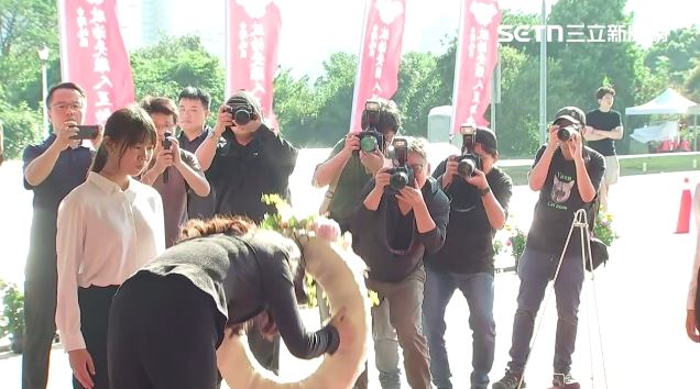 國民黨新任黨主席鄭麗文出席「50年代白色恐怖秋祭追思慰靈大會」，現場仍將「共諜」等人列為「犧牲烈士」緬懷。(圖／翻攝照片)