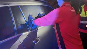 消防隊以破窗器材擊破車窗。（圖／翻攝畫面）