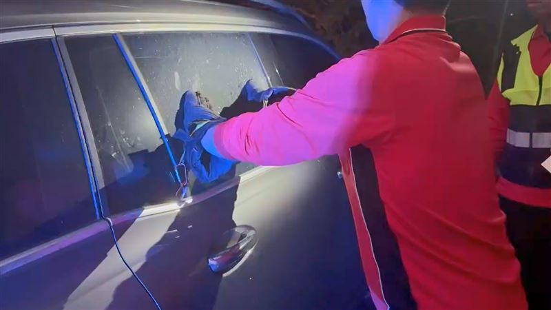 消防隊以破窗器材擊破車窗。（圖／翻攝畫面）